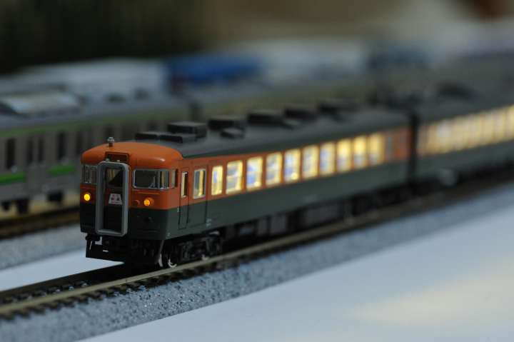 KATO・Nゲージ165系旧製品に室内灯を: 臨zawa混合列車