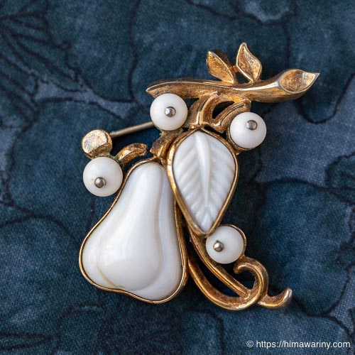 Trifari トリファリ-ミルクガラス洋梨アンティーク・ブローチ