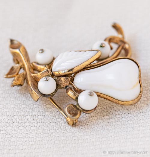 Trifari トリファリ-ミルクガラス洋梨アンティーク・ブローチ