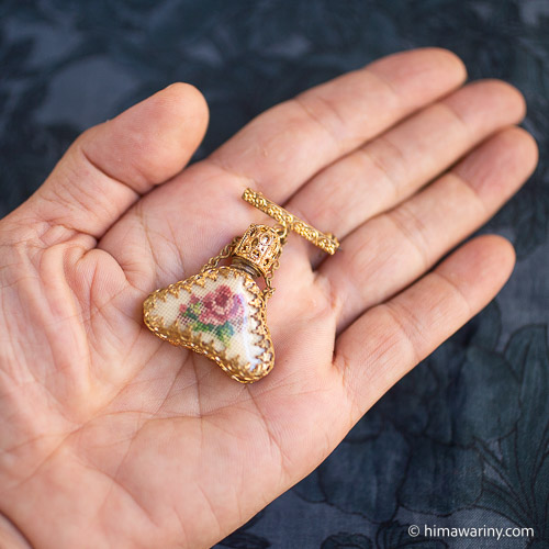 プチポワン薔薇の花刺繍の香水瓶アンティーク・ブローチ