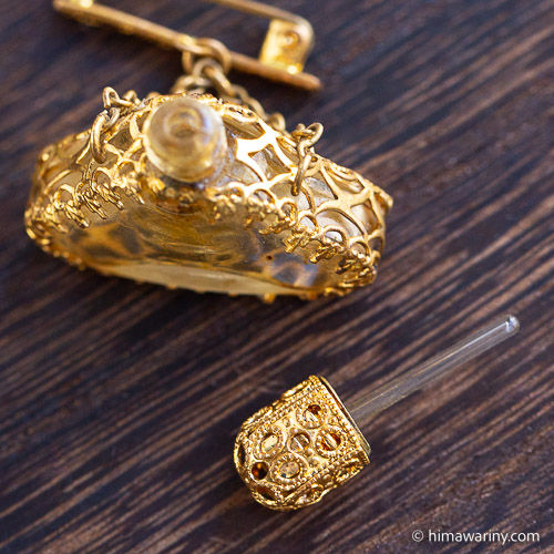 プチポワン薔薇の花刺繍の香水瓶アンティーク・ブローチ