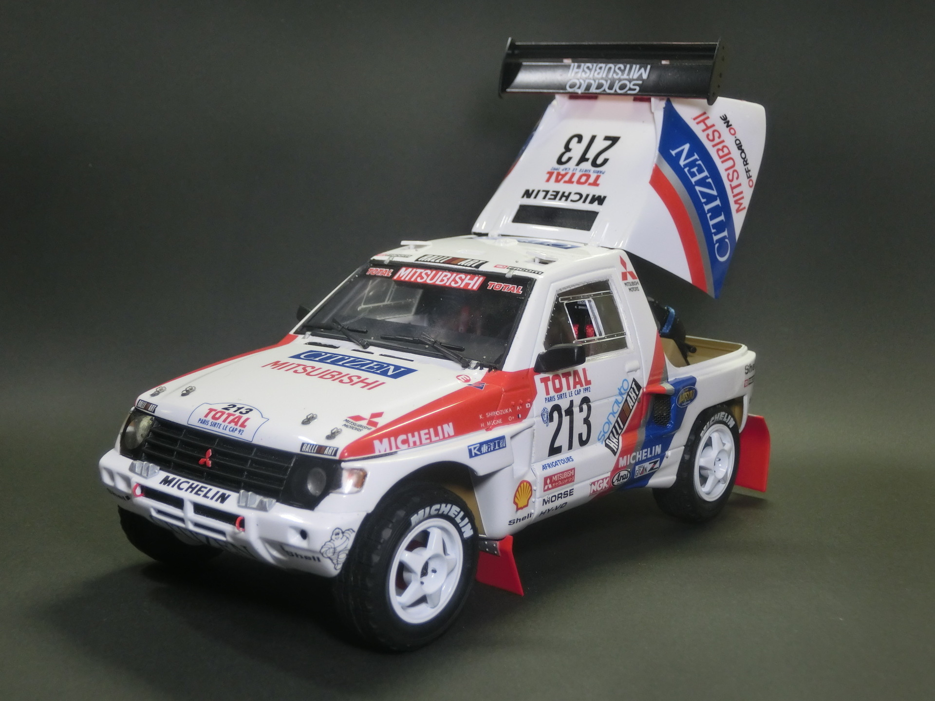 タミヤ1/24 三菱パジェロ「パリ～ル・カップ」 制作記 14: 日の丸航空