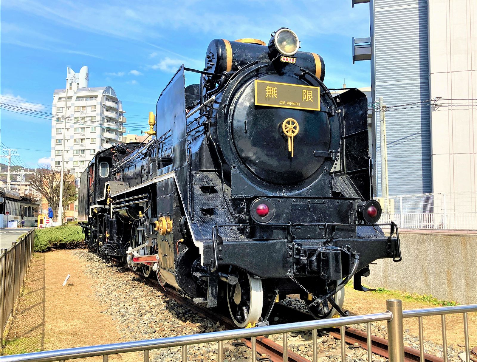 JR神戸駅の東側にある蒸気機関車「D51」（デゴイチ）が、鬼滅の刃