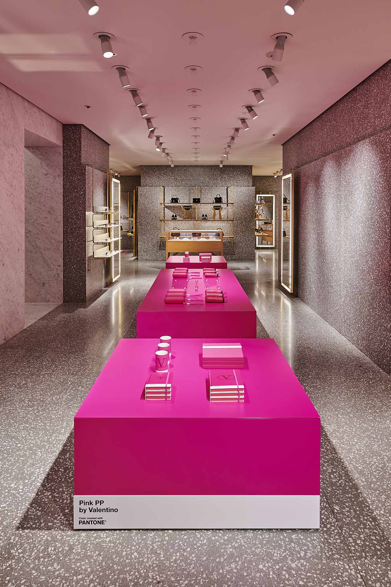 VALENTINO、「PINK PP」用いた限定コレクションを発売 パントン社と