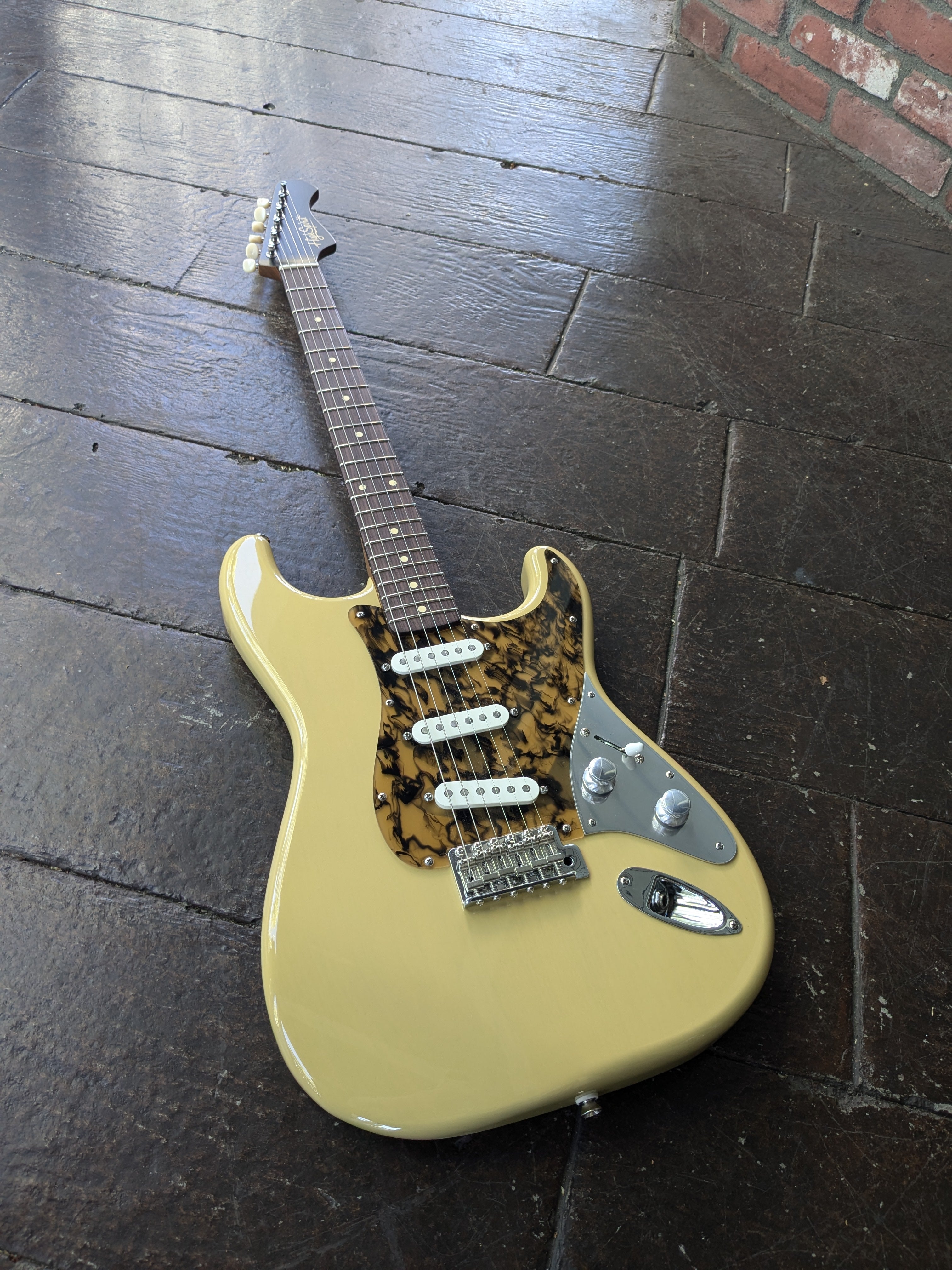 Stray Hawk - Dirty Blonde – High Spirit Guitars