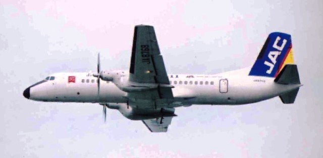 YS-11の前方ドアには非常口の識別塗装がない