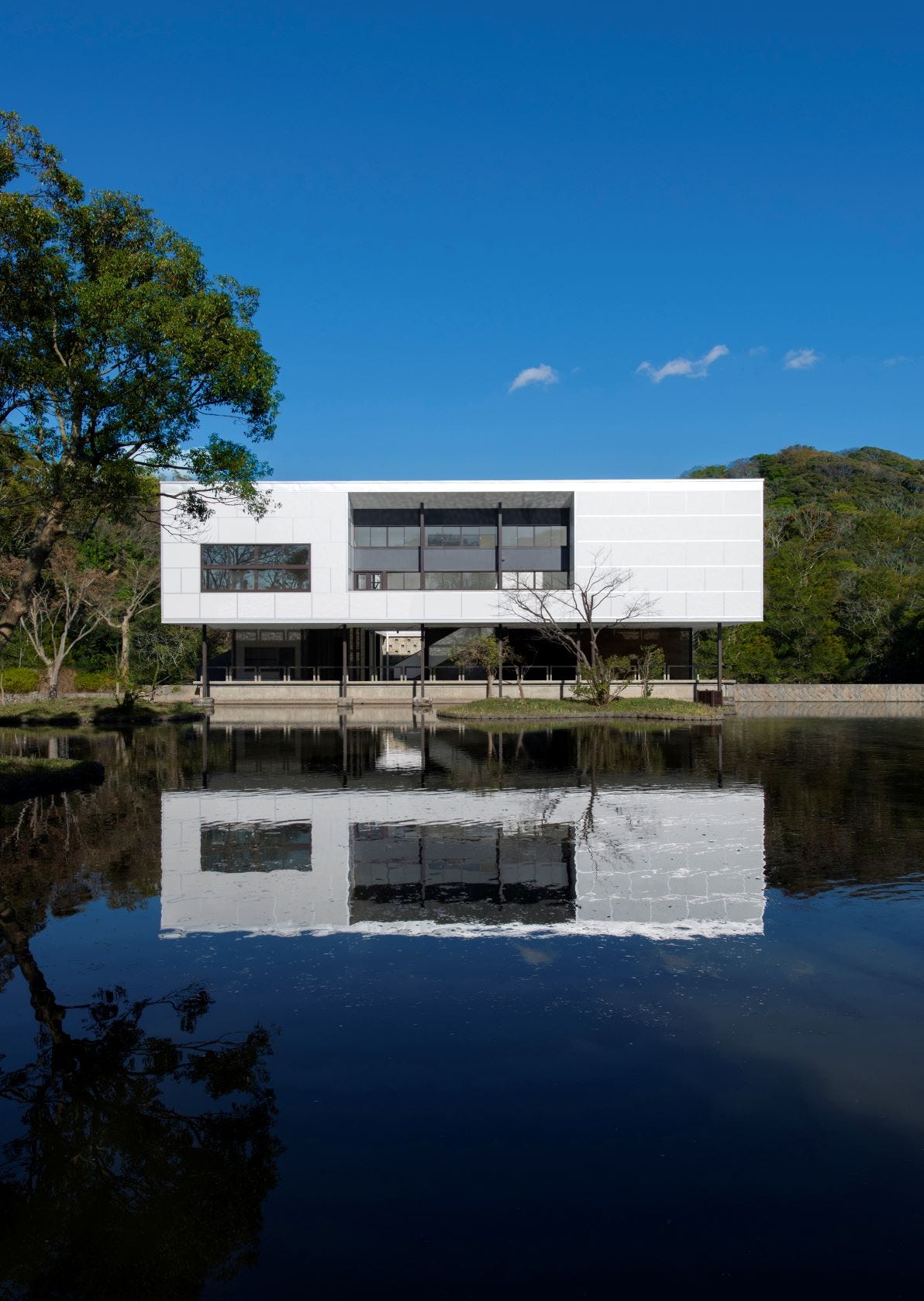 国の重要文化財になった近代建築10選。ル・コルビュジエや丹下健三ら