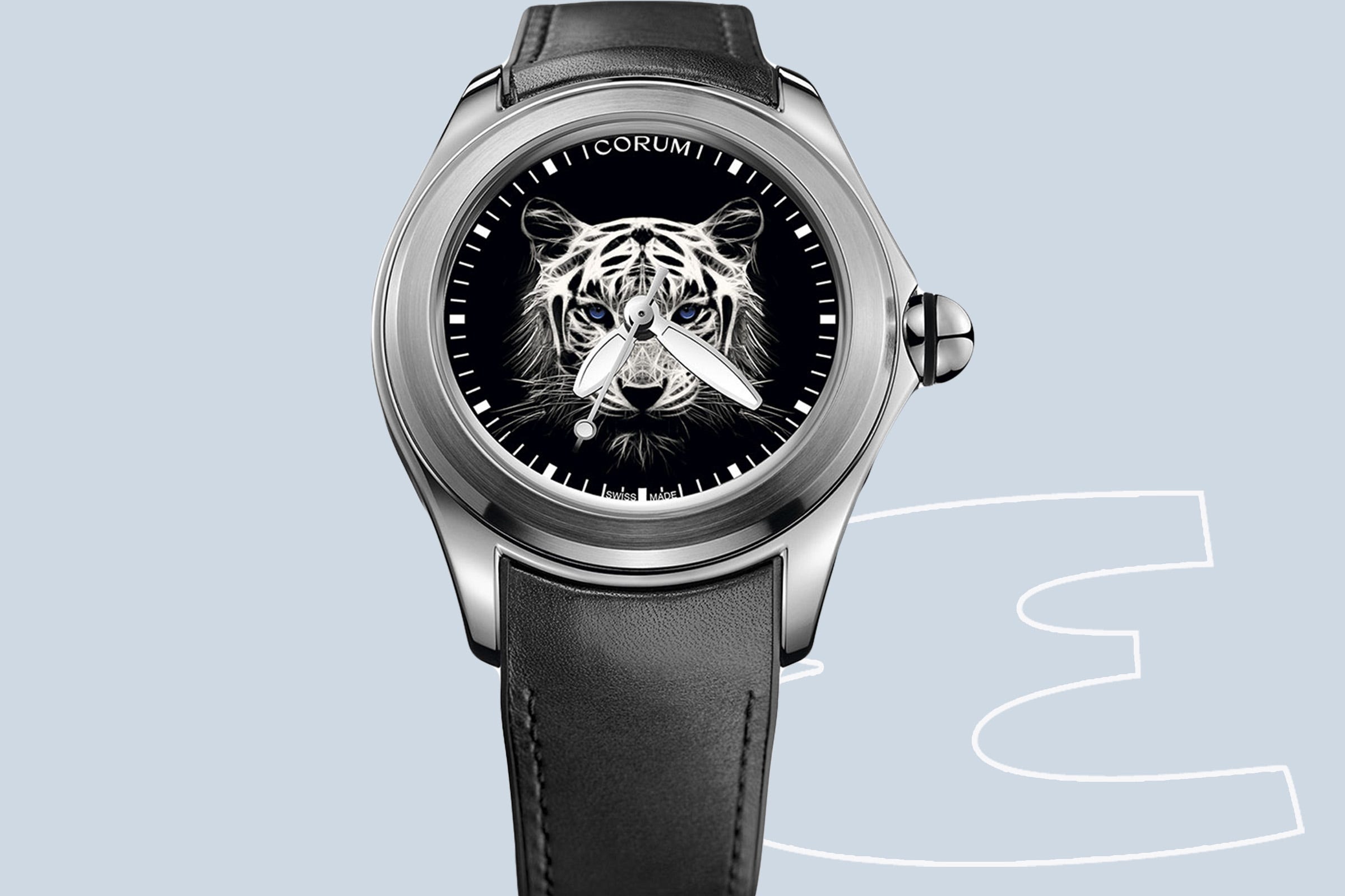 美しい曲面と47ミリの存在感。コルム「バブル」の新作は虎を宿した