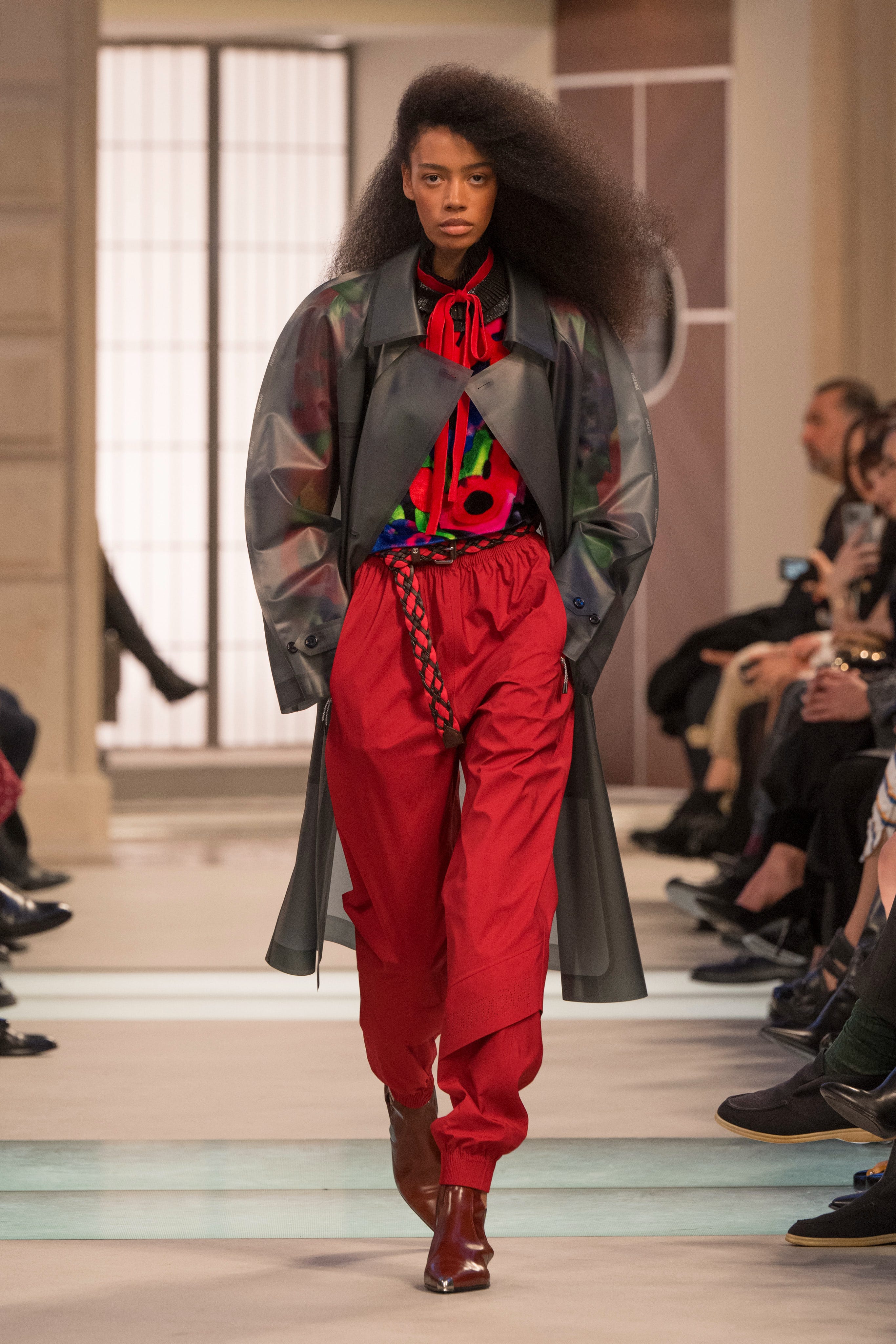 旅のロマンを纏って。ルイ・ヴィトン 2025-26年秋冬コレクションを発表