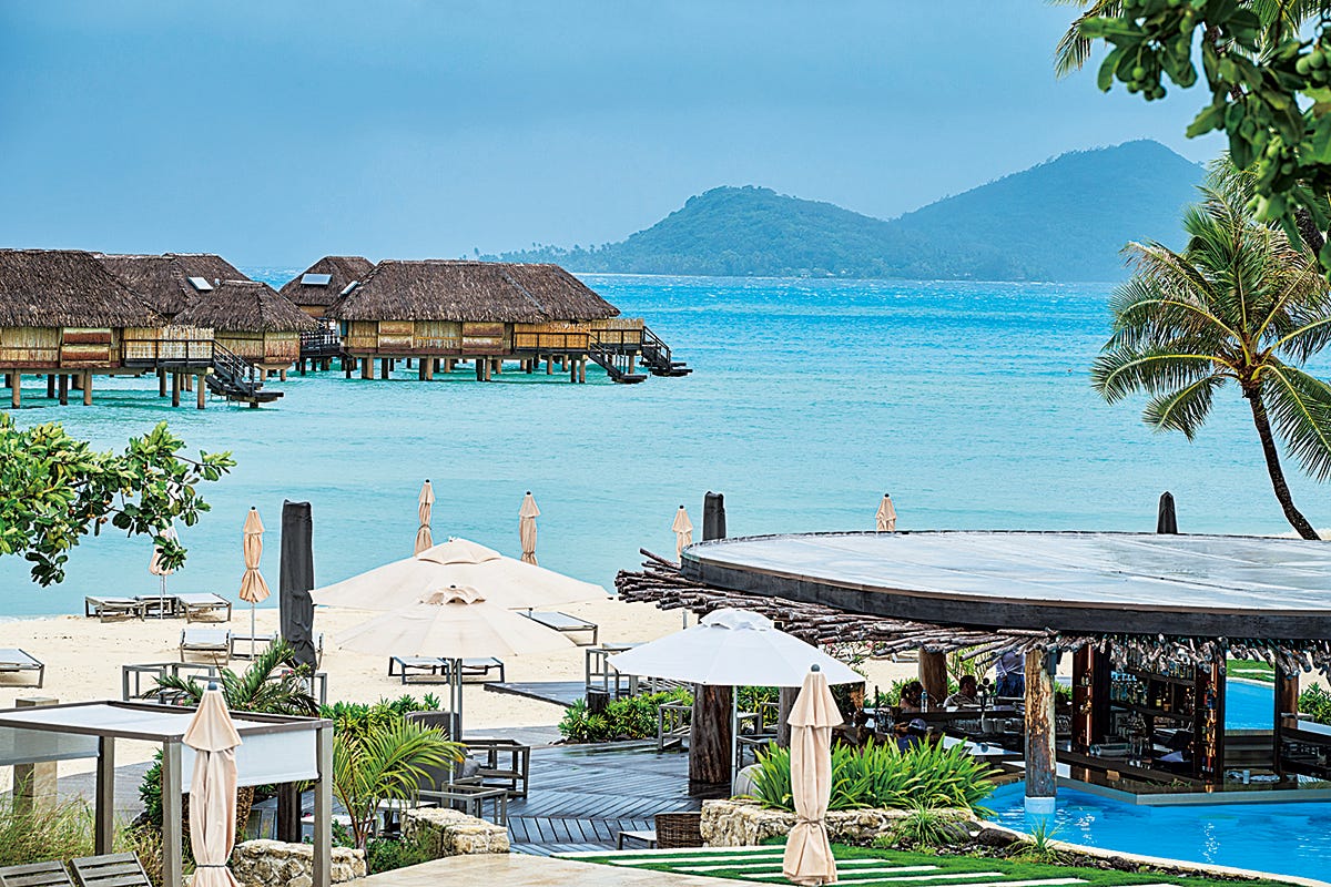 山と海の絶景を望むボラボラ島の隠れ家リゾート