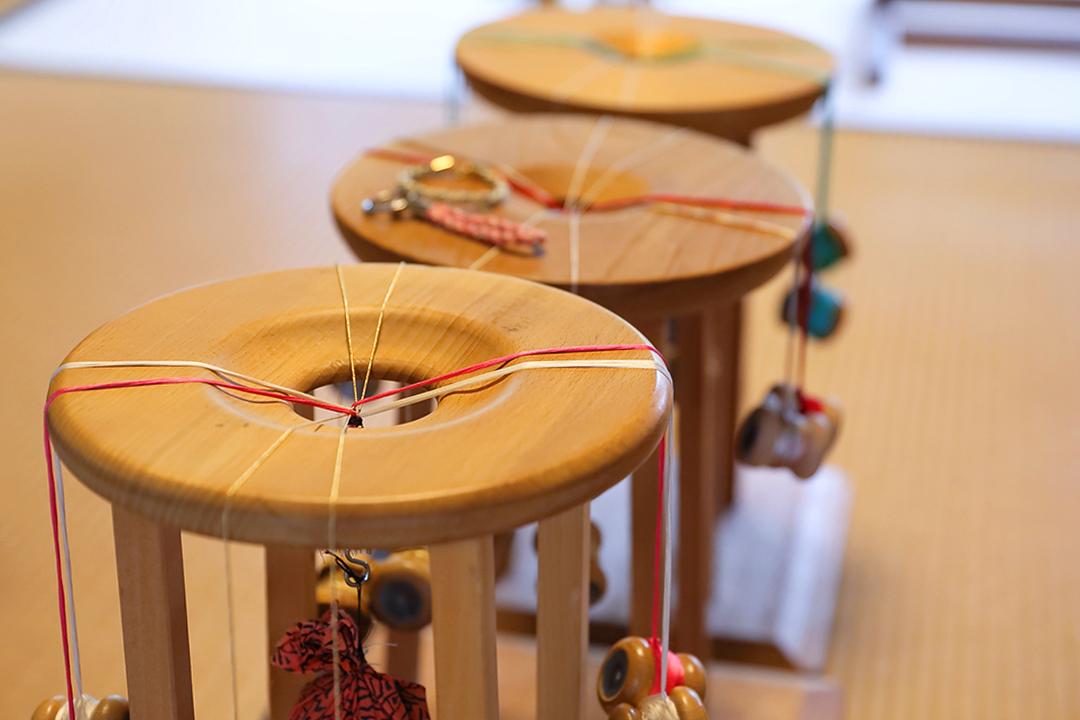 あの映画にも登場した丸台を使って手組！伊賀の伝統工芸、【組紐】を