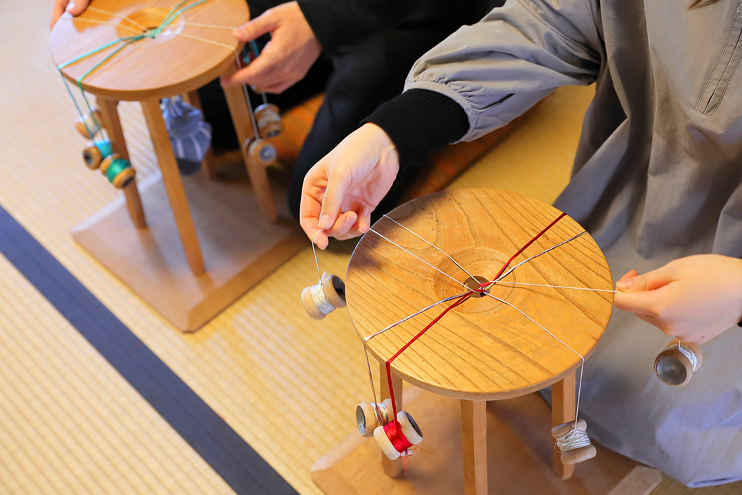 あの映画にも登場した丸台を使って手組！伊賀の伝統工芸、【組紐】を