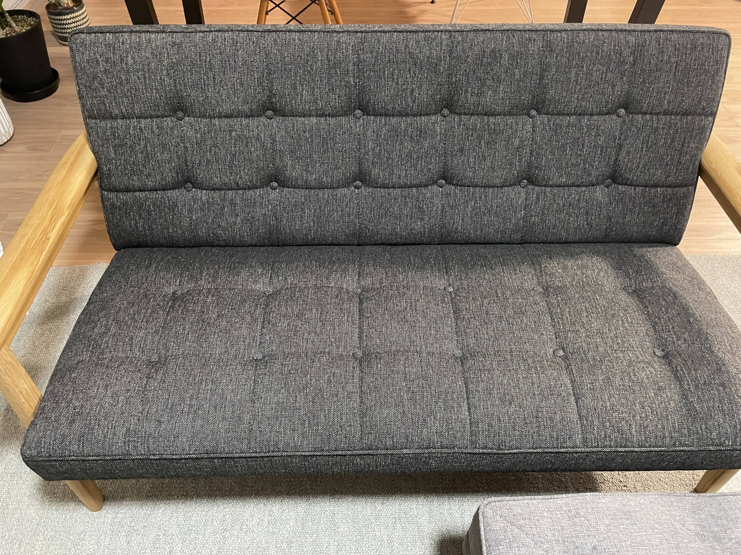 ウィスキーの熟成をソファーで味わえる。カリモクKチェア2シーター