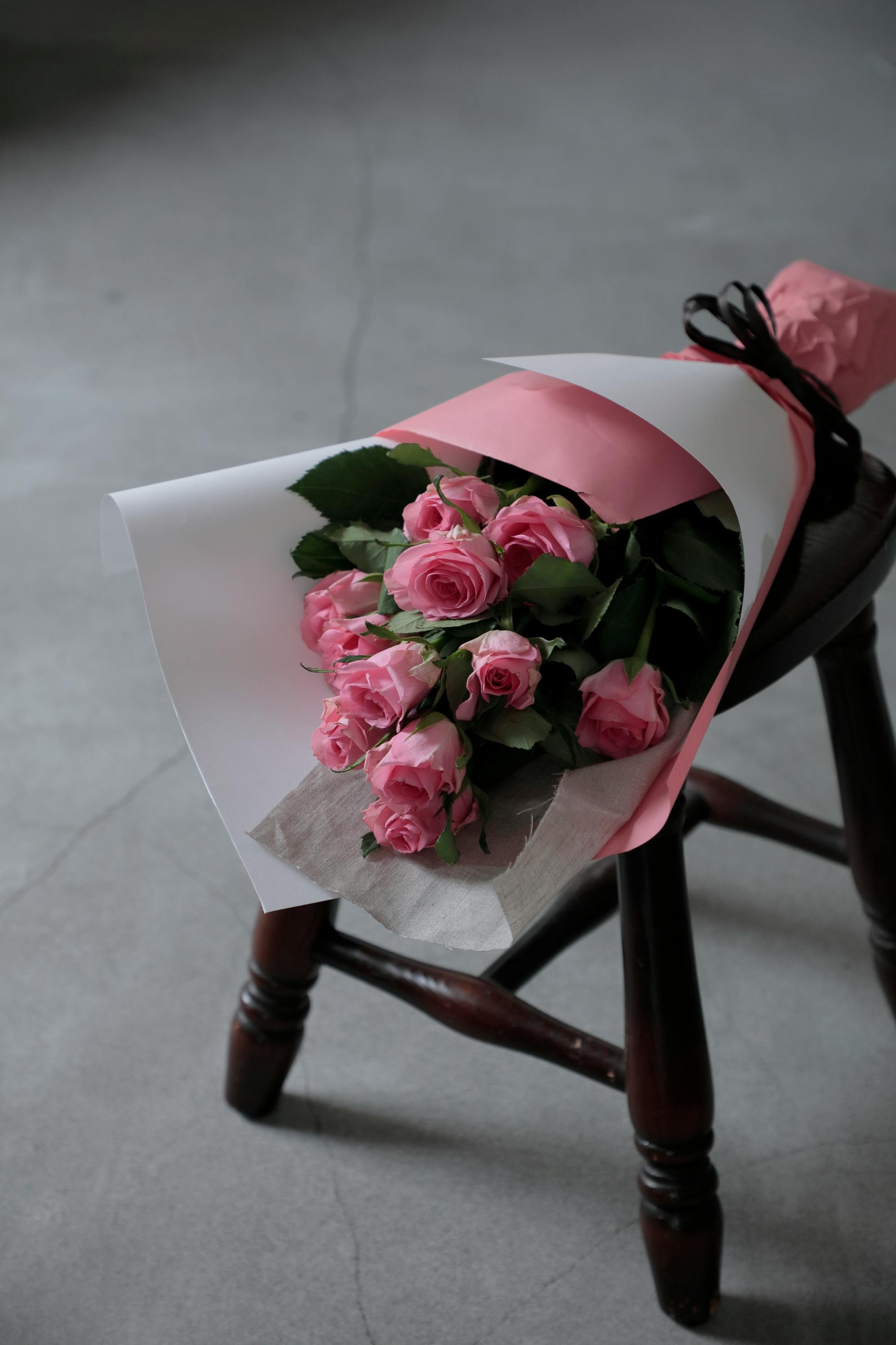 バラ 12本ブーケ ピンク | 花束ならHitoHana(ひとはな)