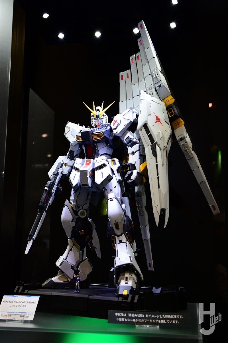 ガンプラ「PERFECT GRADE UNLEASHED νガンダム」の実物が会場で初展示