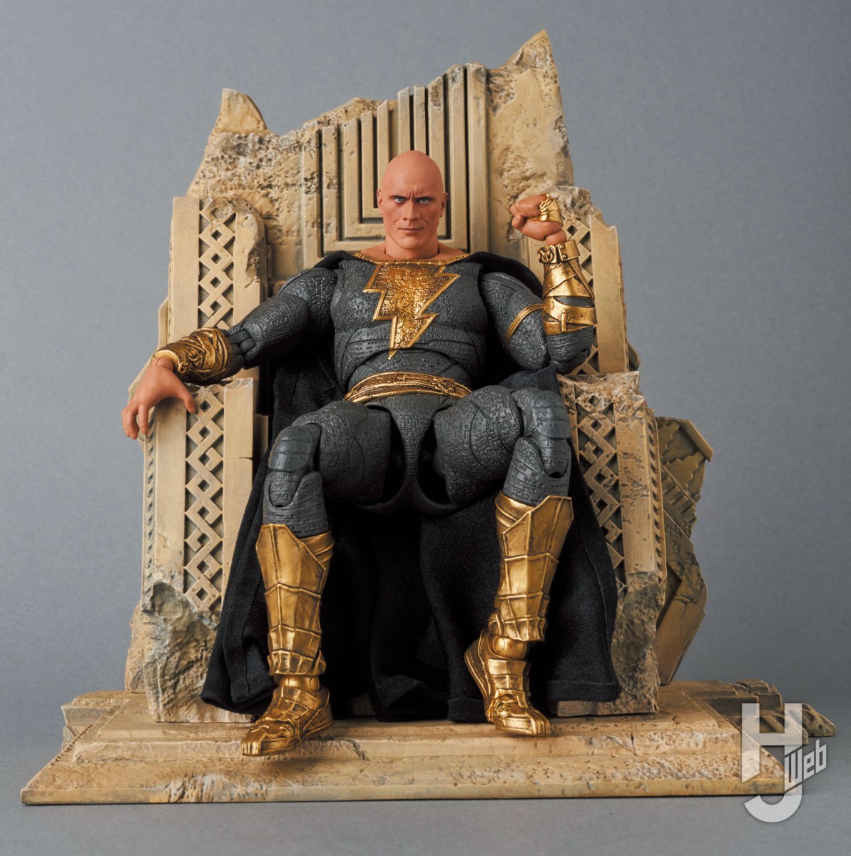 ブラックアダム』主人公が最終決戦時のゴールドスーツ姿で発売決定