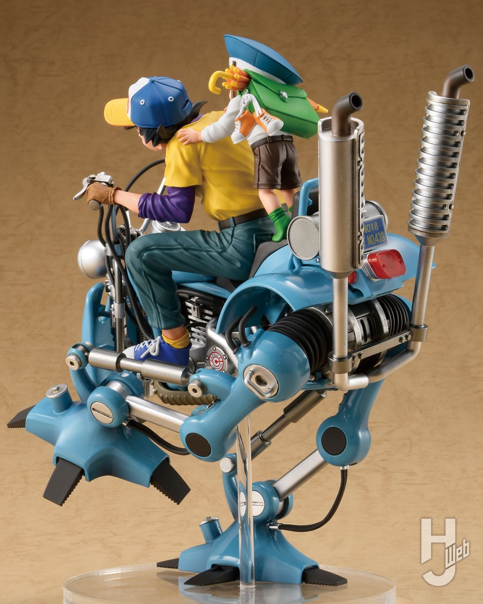 デスクトップリアルマッコイ」シリーズの二足歩行ロボットに跨る悟空