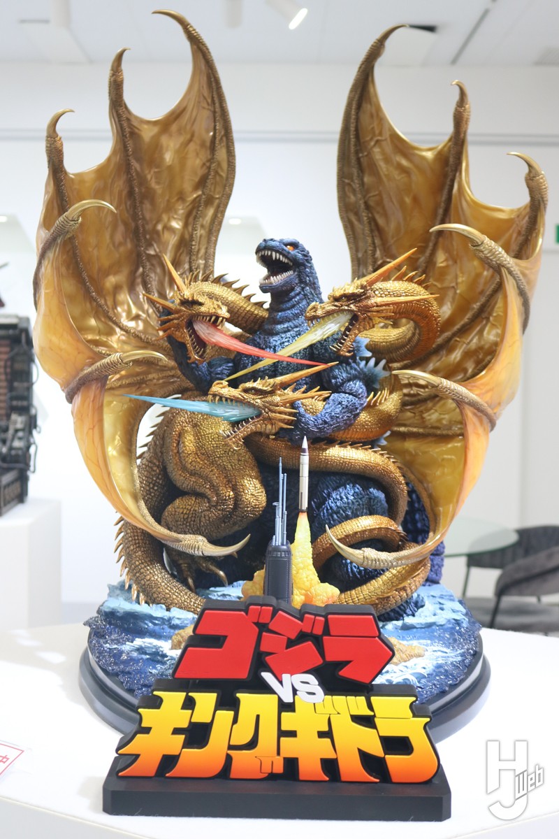 ゴジラ対キングギドラ」ポスターモチーフのスタチューや『ベルセルク