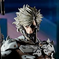 装いを変えたリニューアル版「雷電スタチュー ホワイトアーマーVer