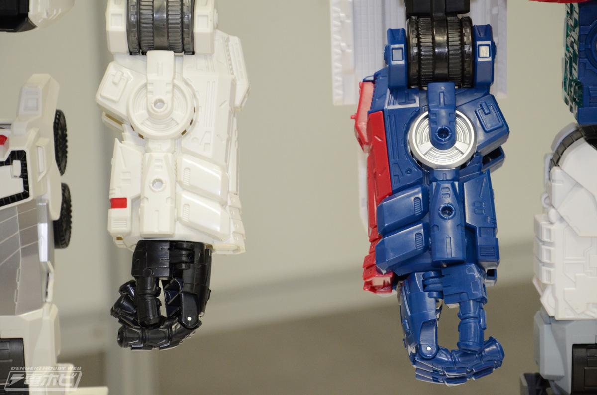 トランスフォーマー玩具史上最大の司令官ふたたび！全長約60センチの超