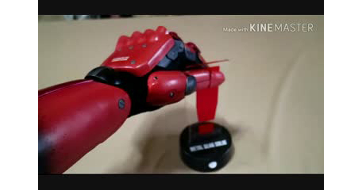 MGSV:TPP』のバイオニックアームを再現!?実際に装着してタバコを持つ姿