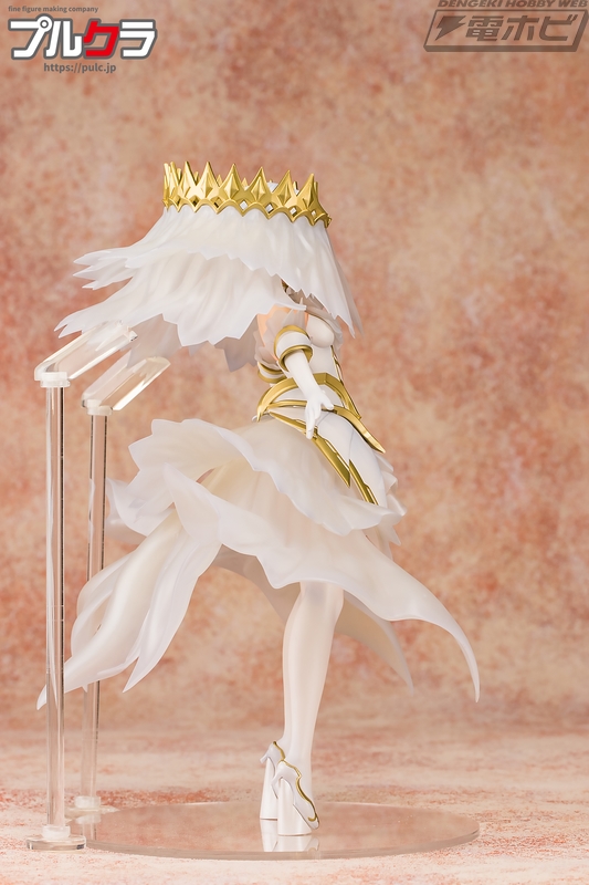 デート・ア・ライブ』鳶一折紙が透明感のある純白のドレスを身にまとっ