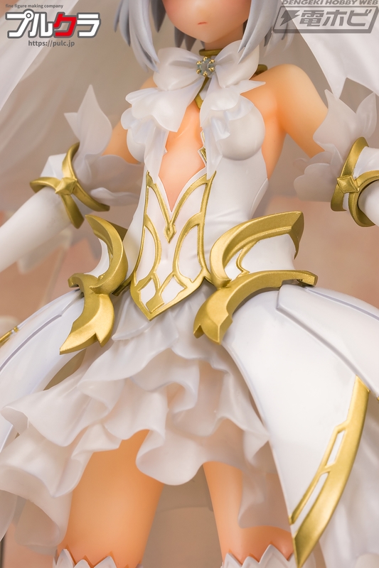 デート・ア・ライブ』鳶一折紙が透明感のある純白のドレスを身にまとっ