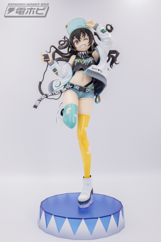 ヘソ出しファッションやウインク顔が魅力的！『アイドルマスター