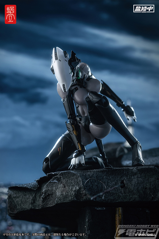 メカニカルなパーツとしなやかなプロポーションのコントラストは必見