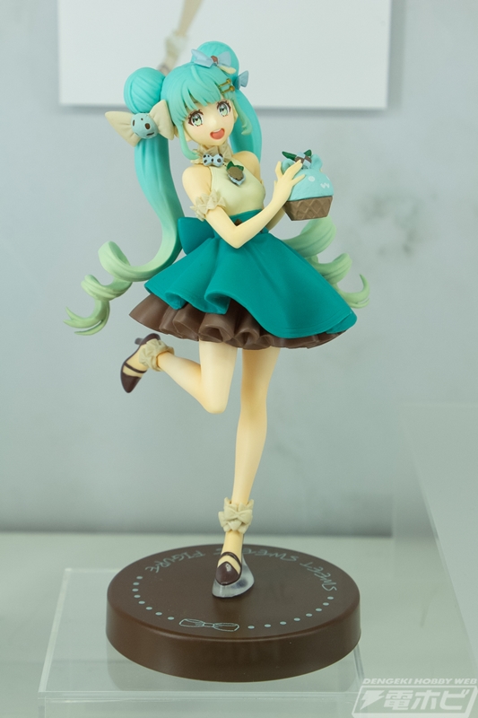 ヴィラン姿の『初音ミク』ぬーどるストッパーフィギュアのレッドver.や
