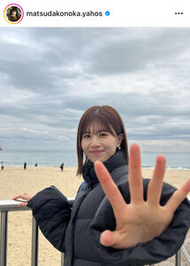 日向坂46・松田好花、釜山のビーチでのんびりプライベートショットに