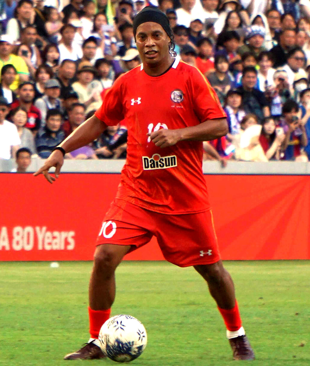 ロナウジーニョ氏長男、英2部加入 父親譲りのドリブル突破持ち味…母親