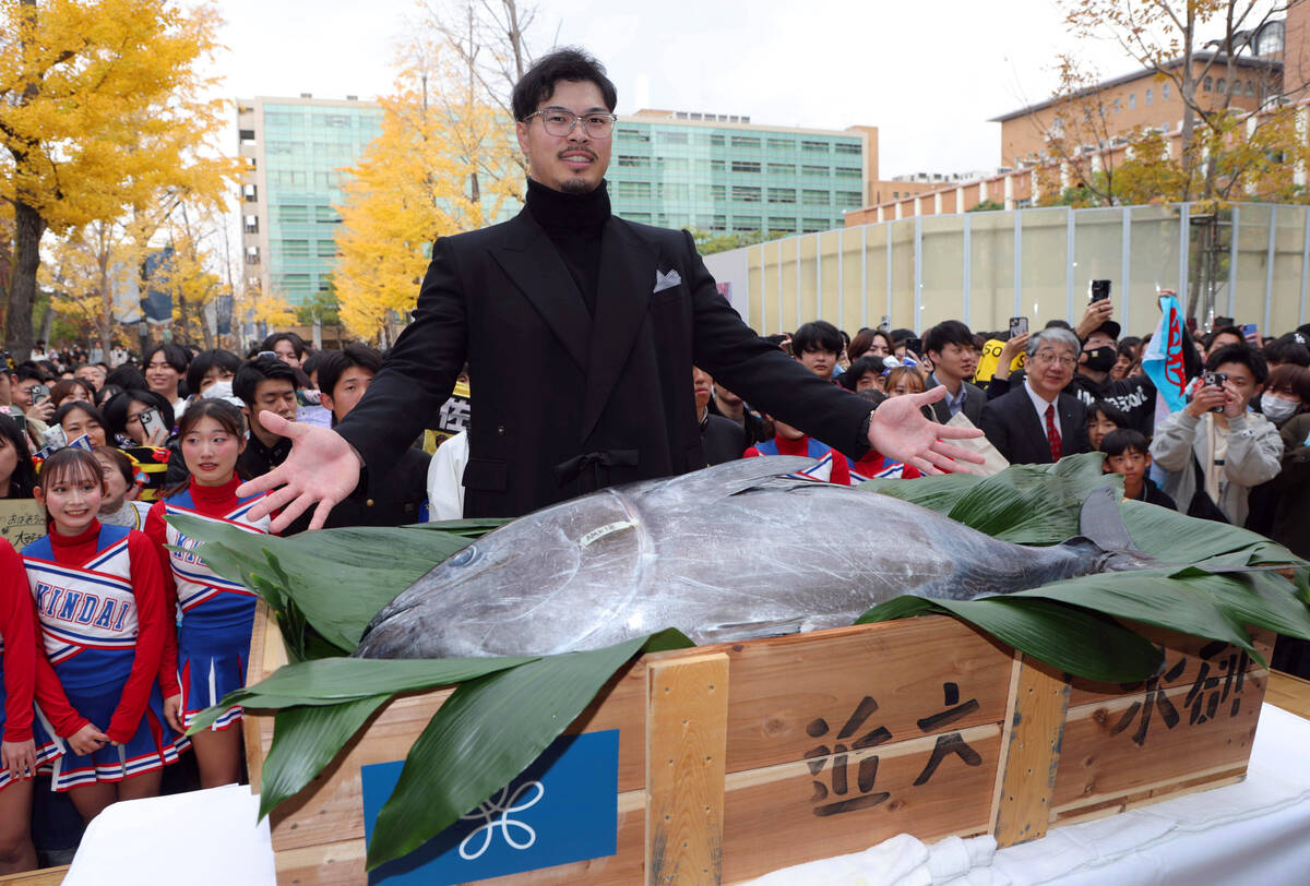 阪神】セMVPの佐藤輝明が母校に凱旋！全長1・2メートルの近大