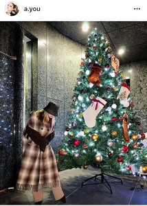 第2子妊娠の浜崎あゆみ、巨大ツリーの前でロングコート姿を披露「お顔