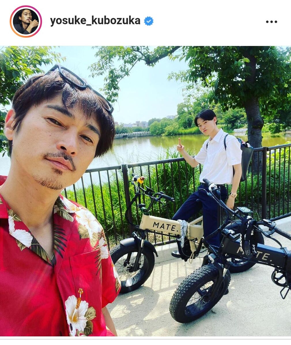 窪塚洋介、アロハシャツ＆おしゃれ電動自転車で「三者面談行って来た