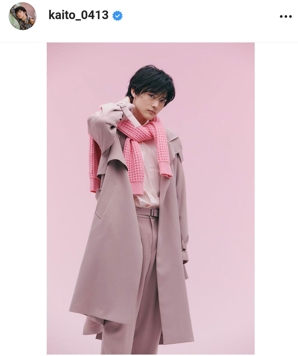 ミスチル桜井和寿の長男・Kaito、ピンクコーデの全身ショット