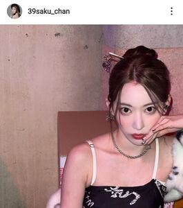 韓国で活動→激変が話題の宮脇咲良、布面積の小さい服で極細ウエスト