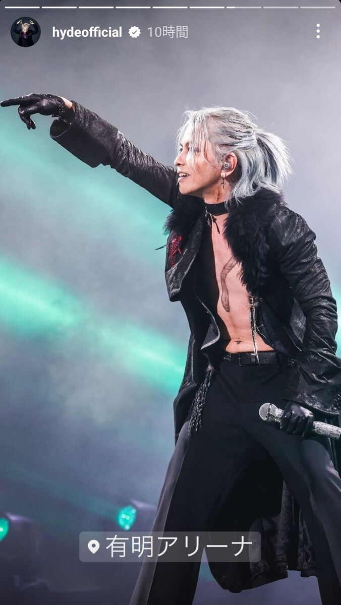 超大物バンド結成のHYDE、蛇タトゥーちら見せ服で初LIVE報告