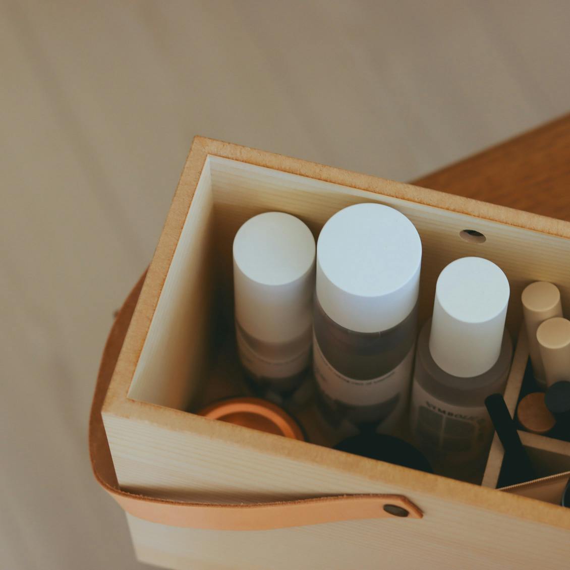 スタッフの愛用品】持ち運び自由。整理上手な「メイクボックス」が