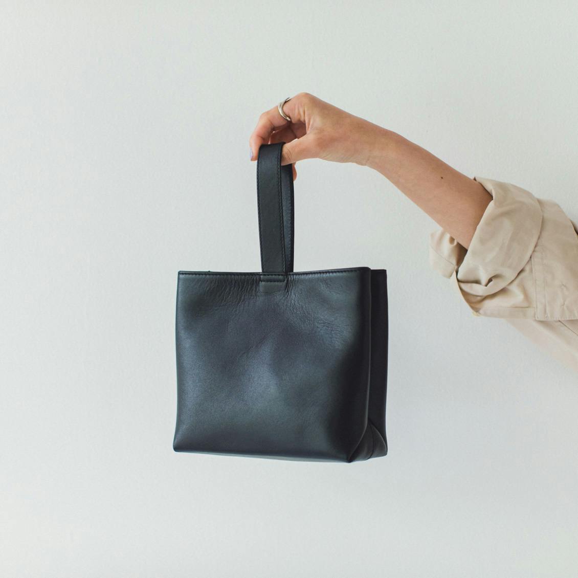 装いを、ちょっと特別に」レザーのミニハンドバッグ / ワンハンドル