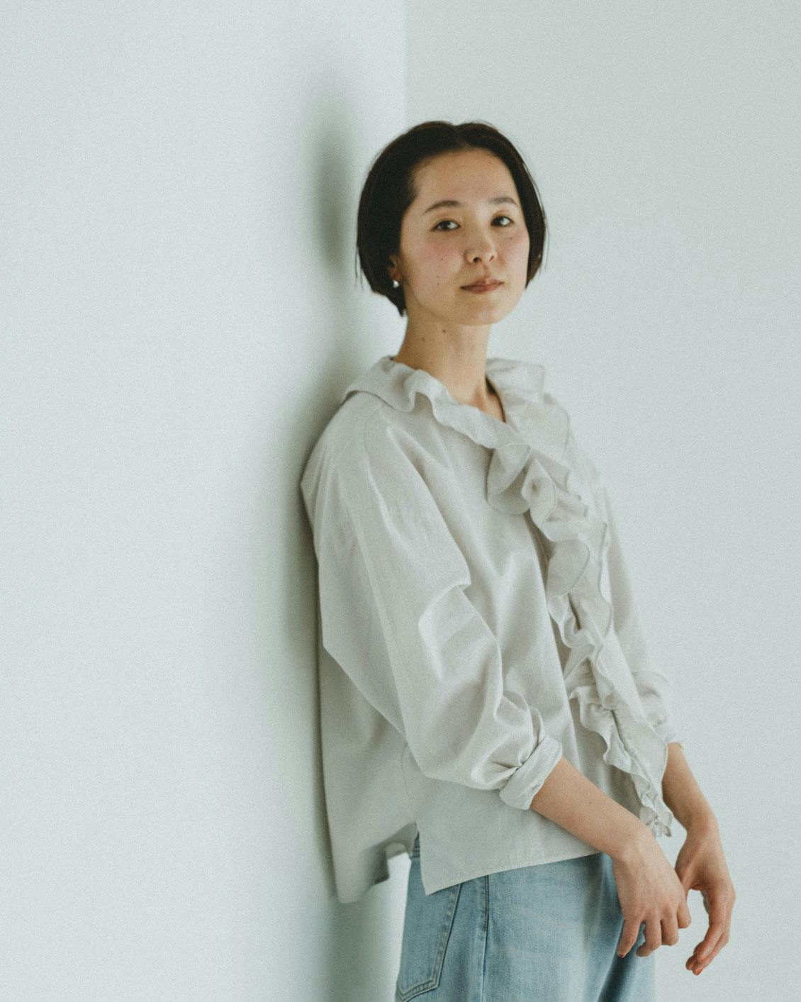 大人に似合う、こなれ感」洗いざらしで着られるフリルブラウス