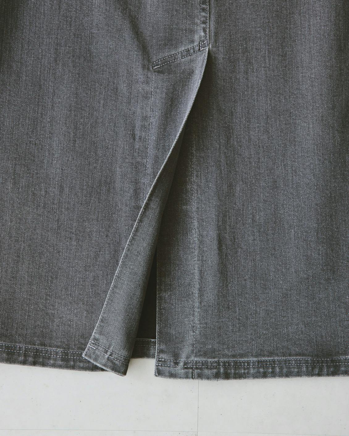 動きやすくて、すっきり見え」デニム素材のナロースカート（グレー