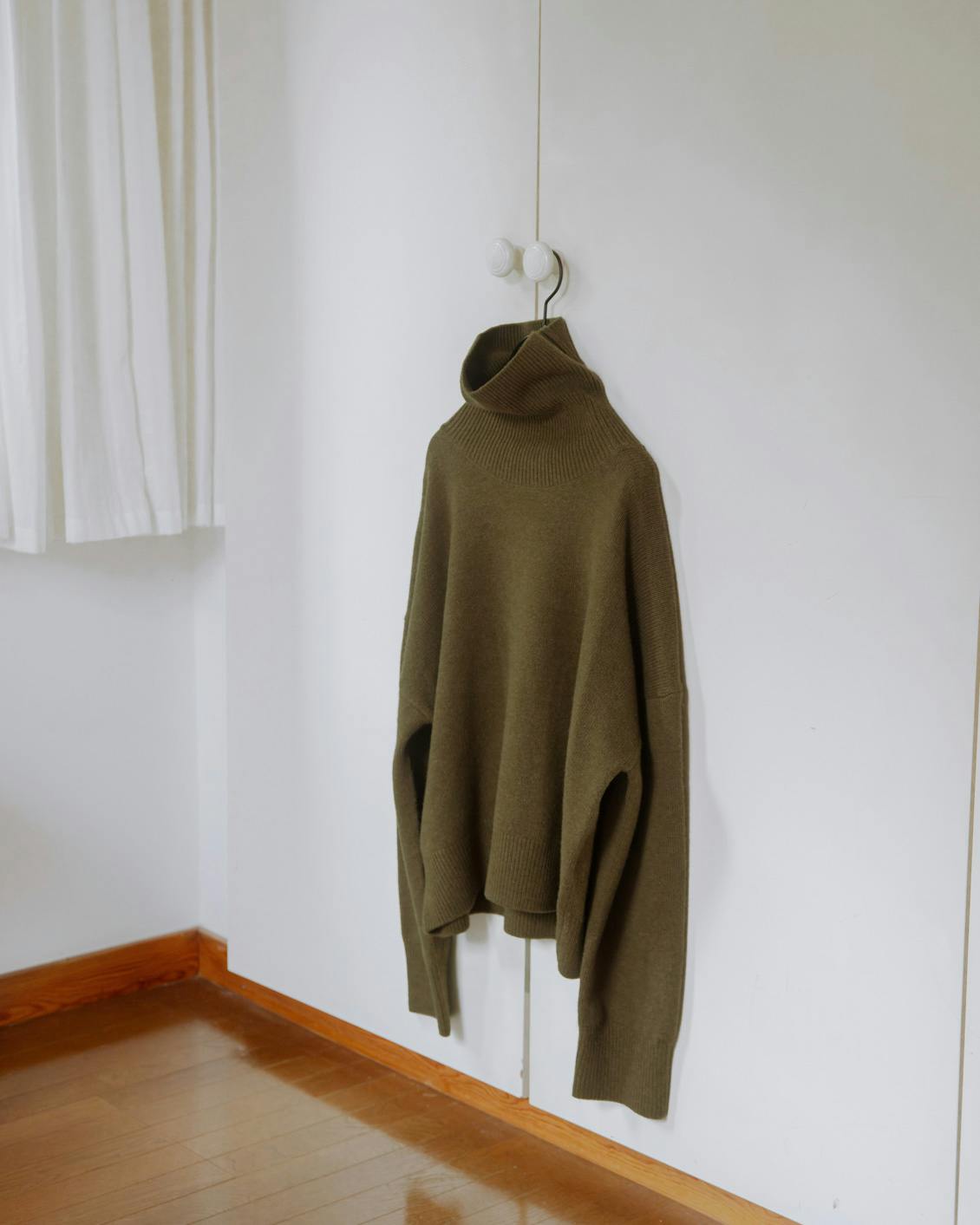 やわらかに包むカシミヤシルク混のタートルネックニット - 北欧