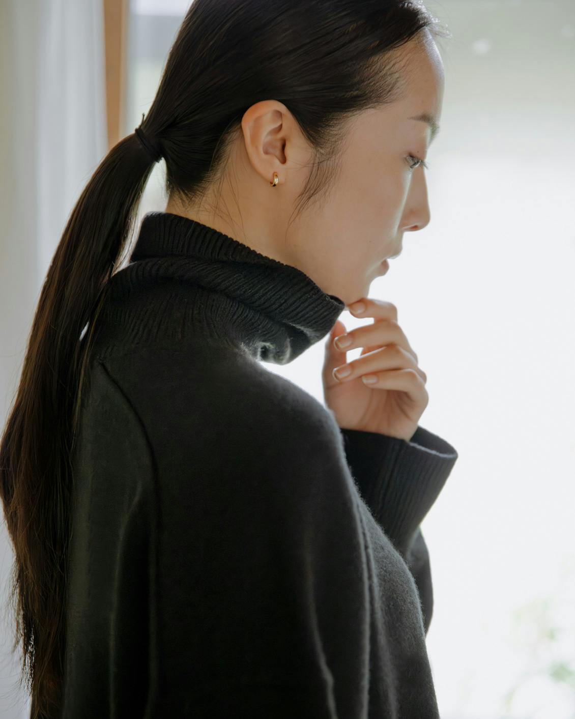 やわらかに包むカシミヤシルク混のタートルネックニット - 北欧