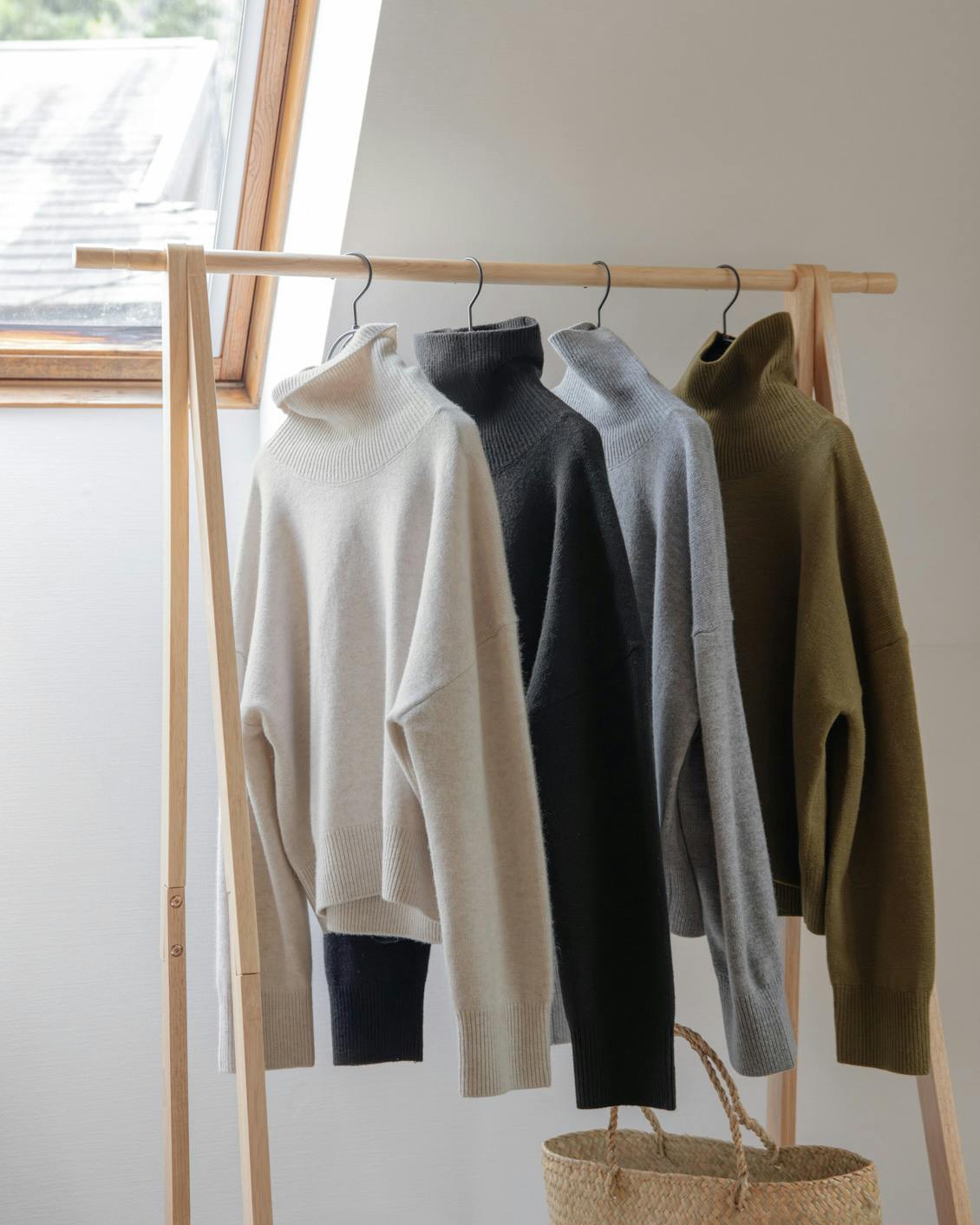 やわらかに包むカシミヤシルク混のタートルネックニット - 北欧