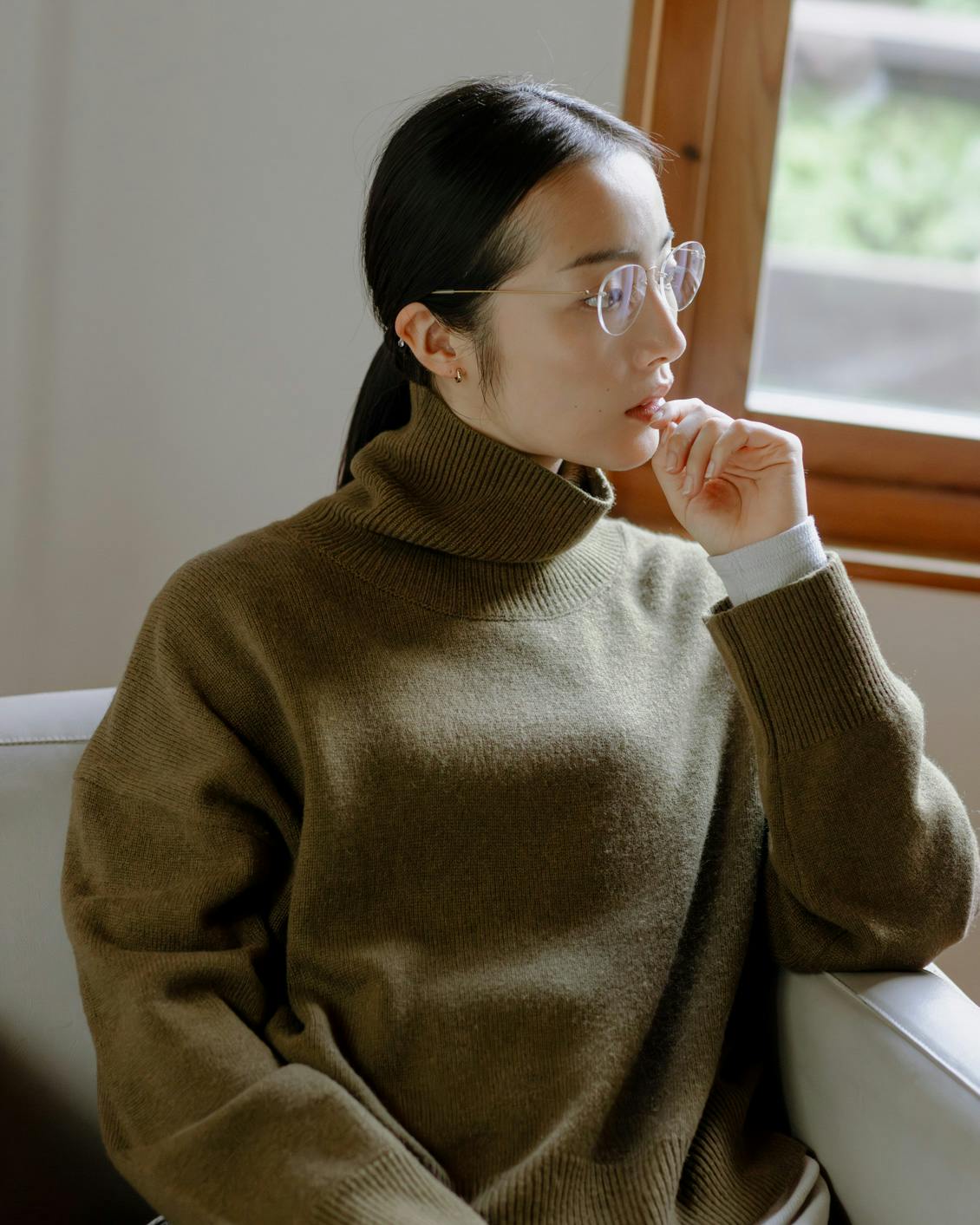 やわらかに包むカシミヤシルク混のタートルネックニット - 北欧