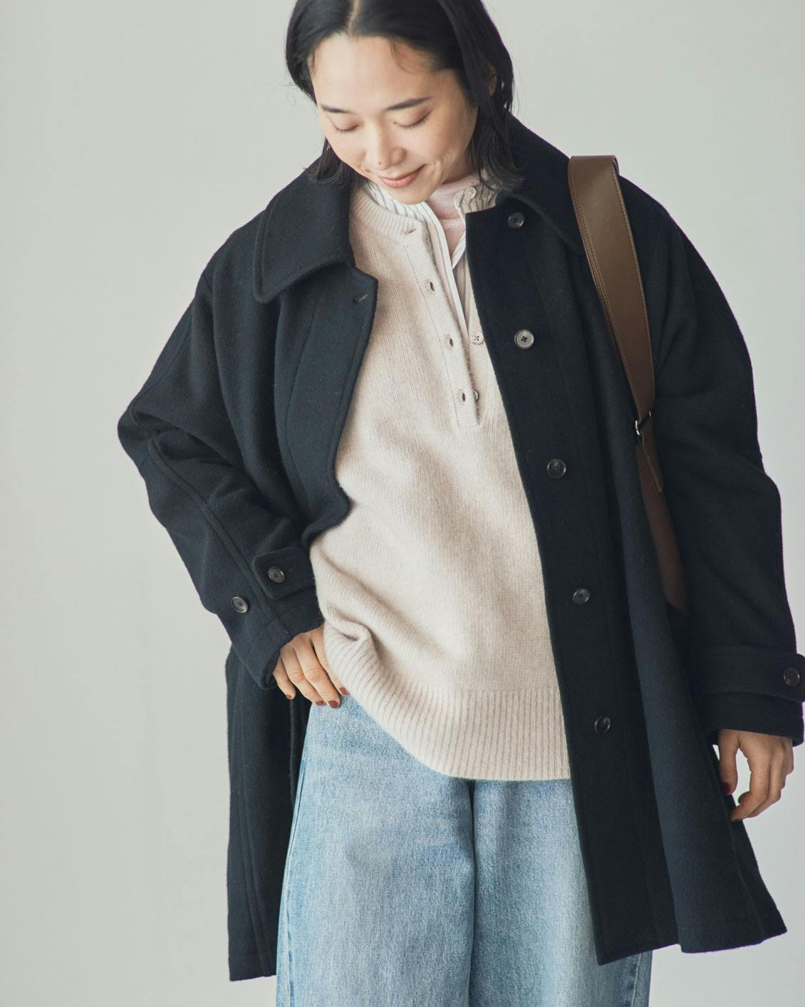 ふんわり素材のヘンリーネックニット（エクリュ、チャコール） - 北欧