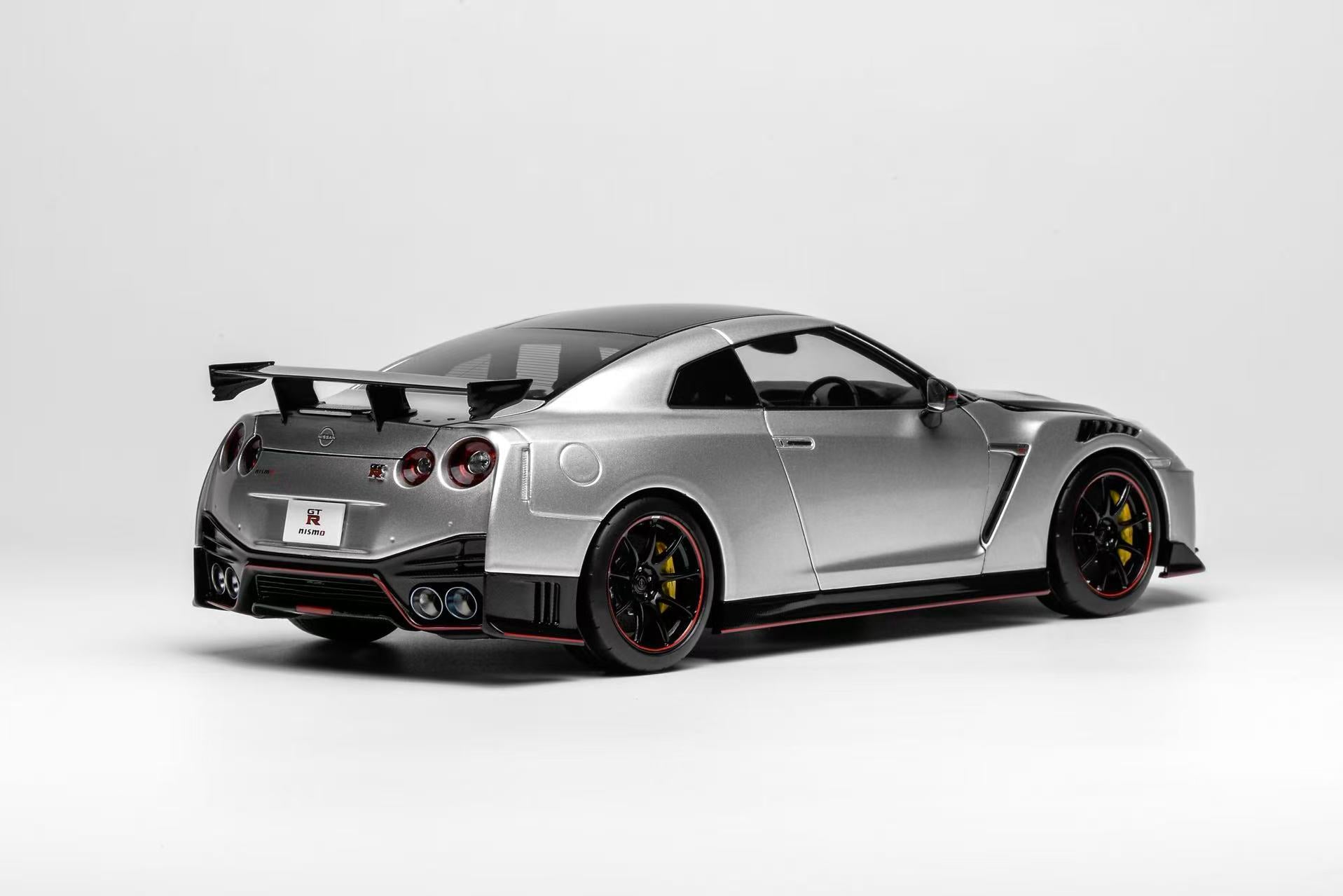 Preorder] Motorhelix 1:18 Nissan GT-R NISMO (R35) Special Edition