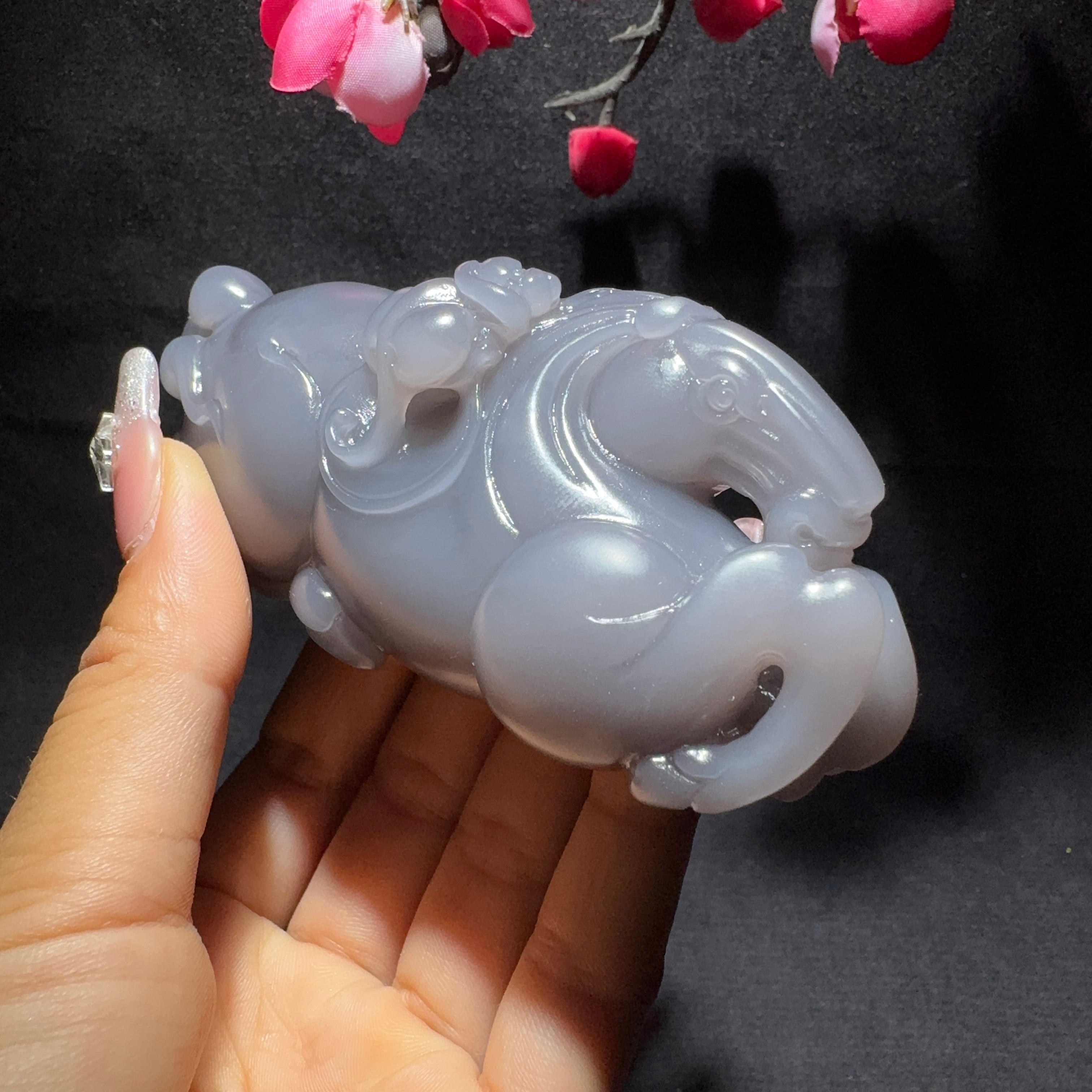 和田玉烟紫马上封侯手把件– 厚德载玉