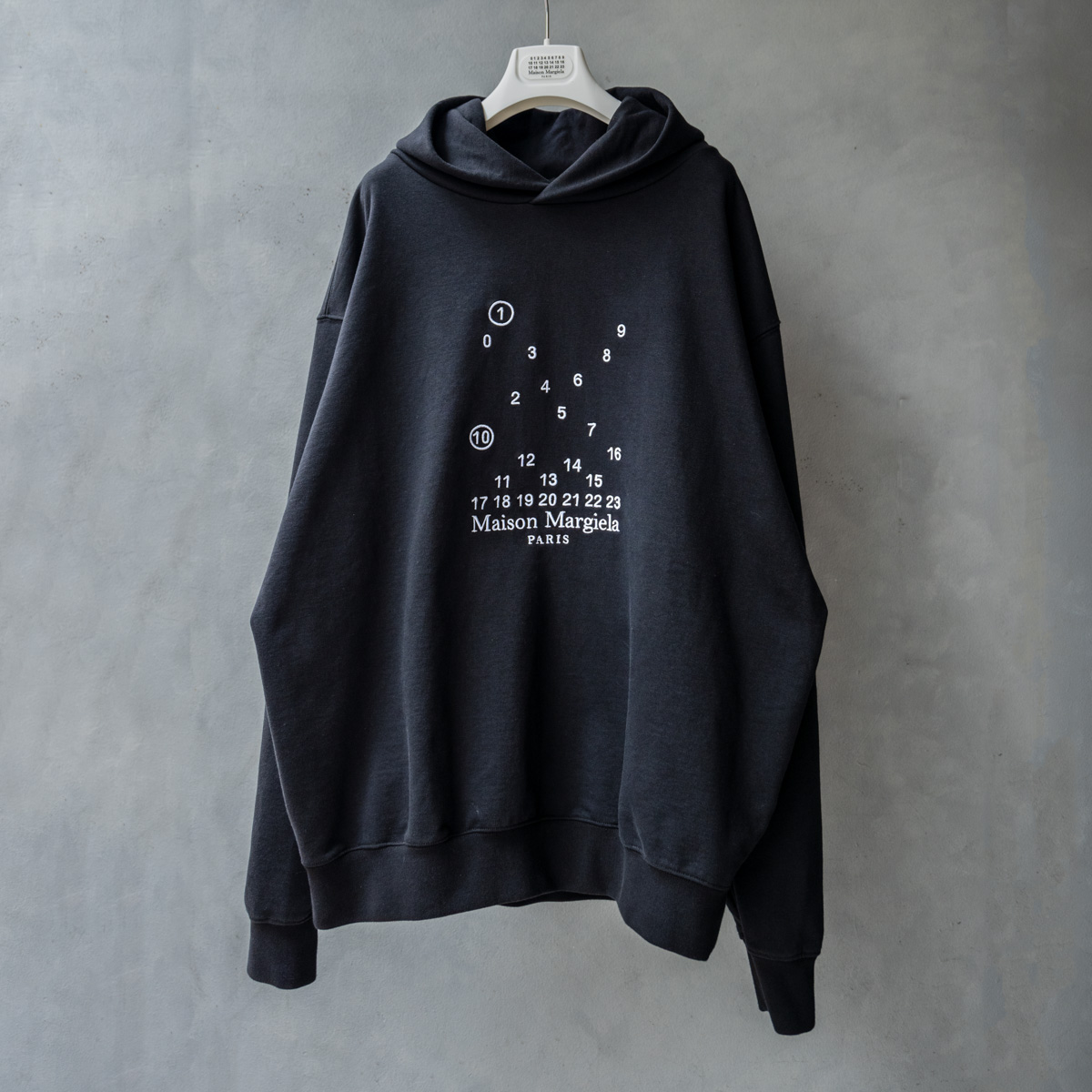 メゾンマルジェラの刺繍ロゴ フードパーカー | HUES 福岡セレクトショップ